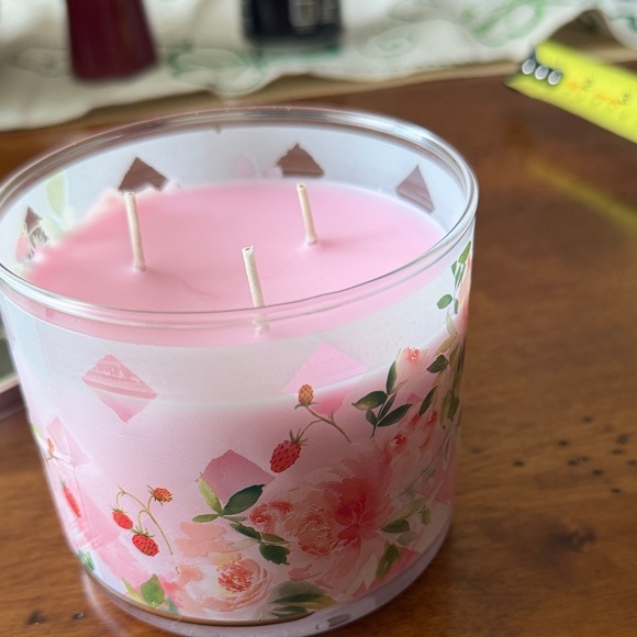 Bath & Body Works Gingham Gorgeous Candle - Pink and White - Picture 5 of 8
